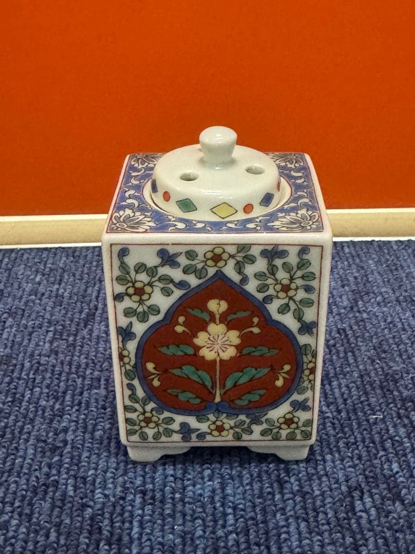 1660 有田焼 徳幸窯　角徳　『草花文角香炉と角香合 同柄揃』