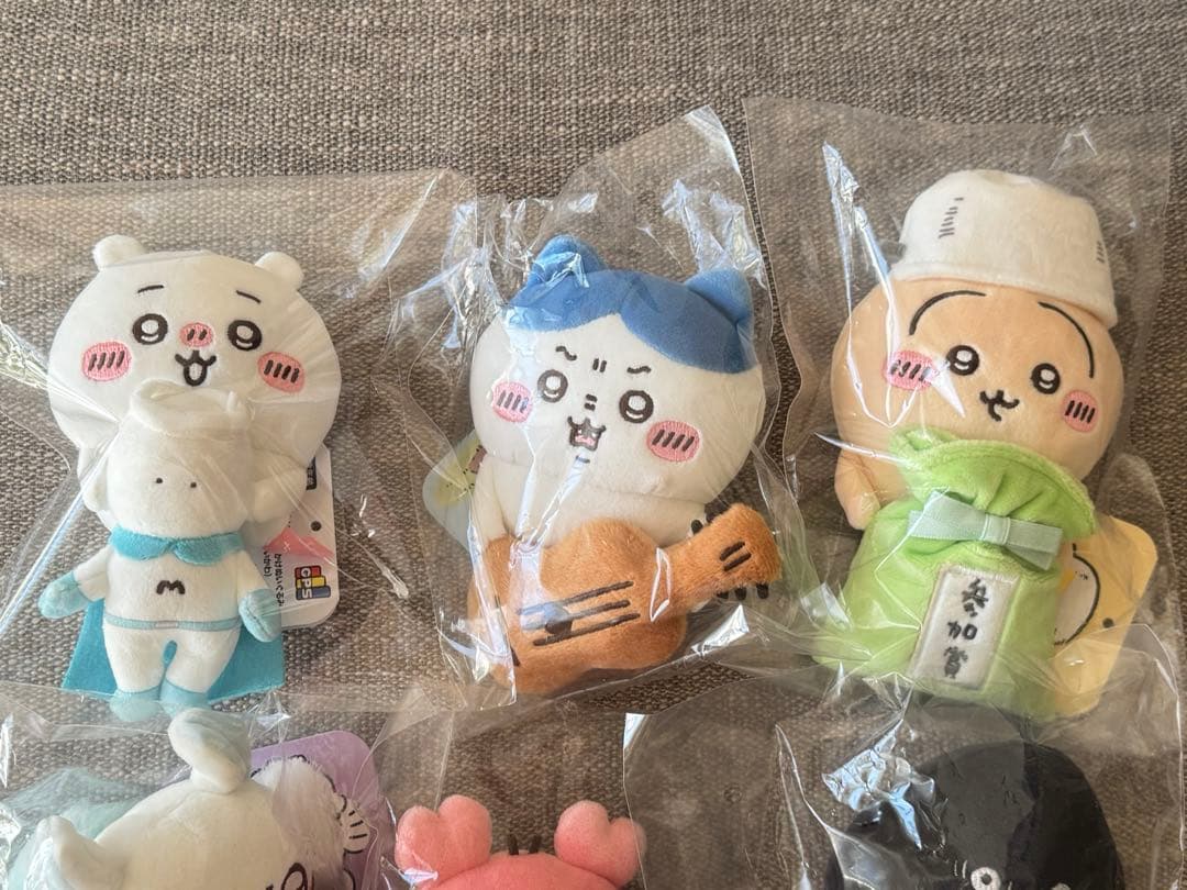ちいかわ　デスクトップから見守るひっかけぬいぐるみ