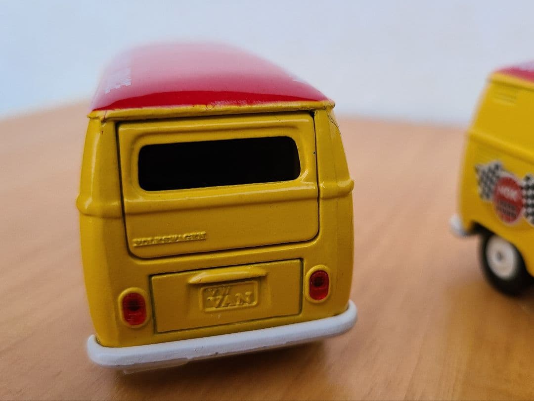 トミカ/Tomika　ビンテージ　VWデリバリーバン(左)