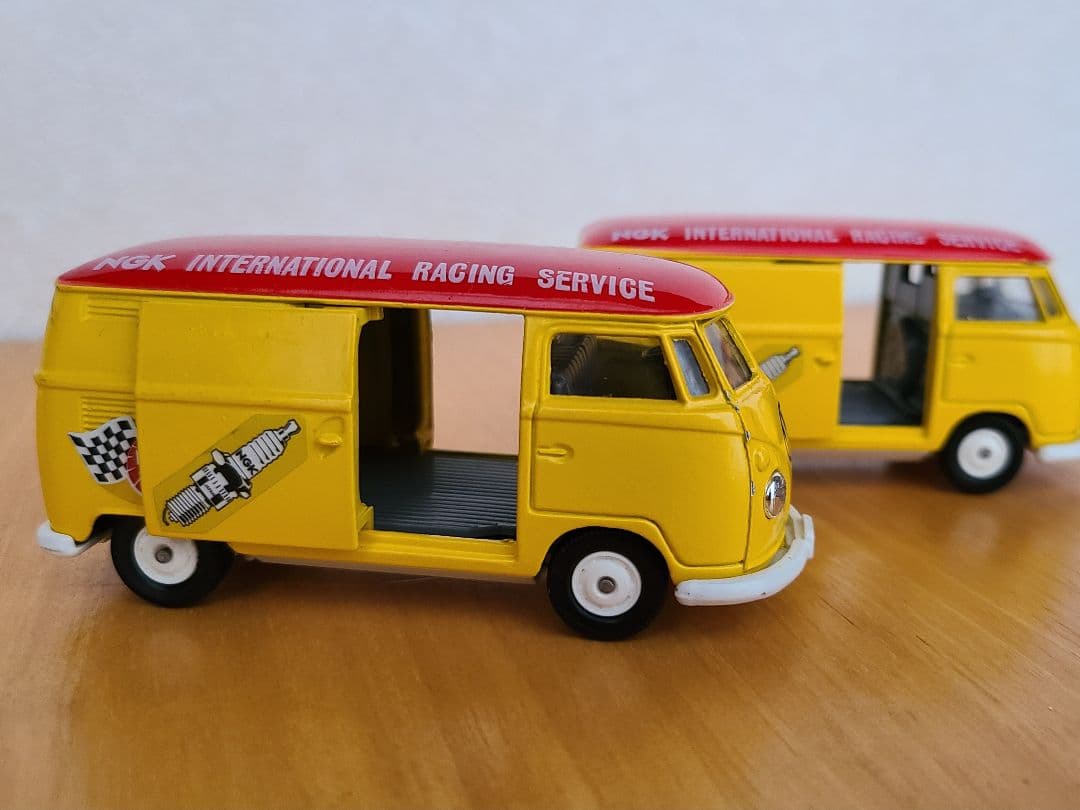 トミカ/Tomika　ビンテージ　VWデリバリーバン(左)