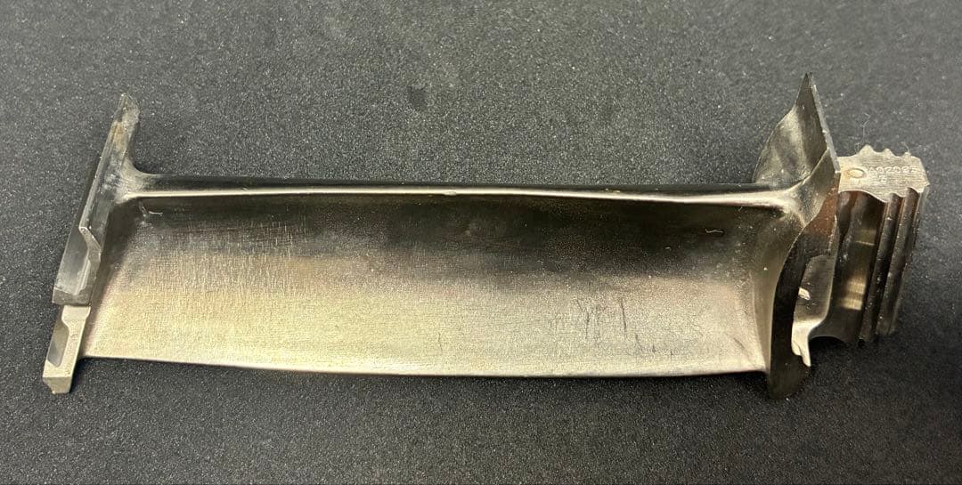 タービンブレード 航空機 飛行機 ジェットエンジン　部品 レア パーツ