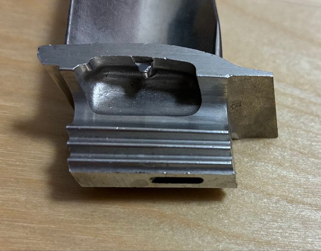 タービンブレード 航空機 飛行機 ジェットエンジン　部品 レア パーツ