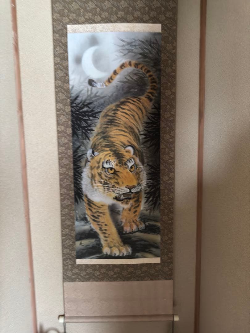 虎の掛軸 月と松の風景