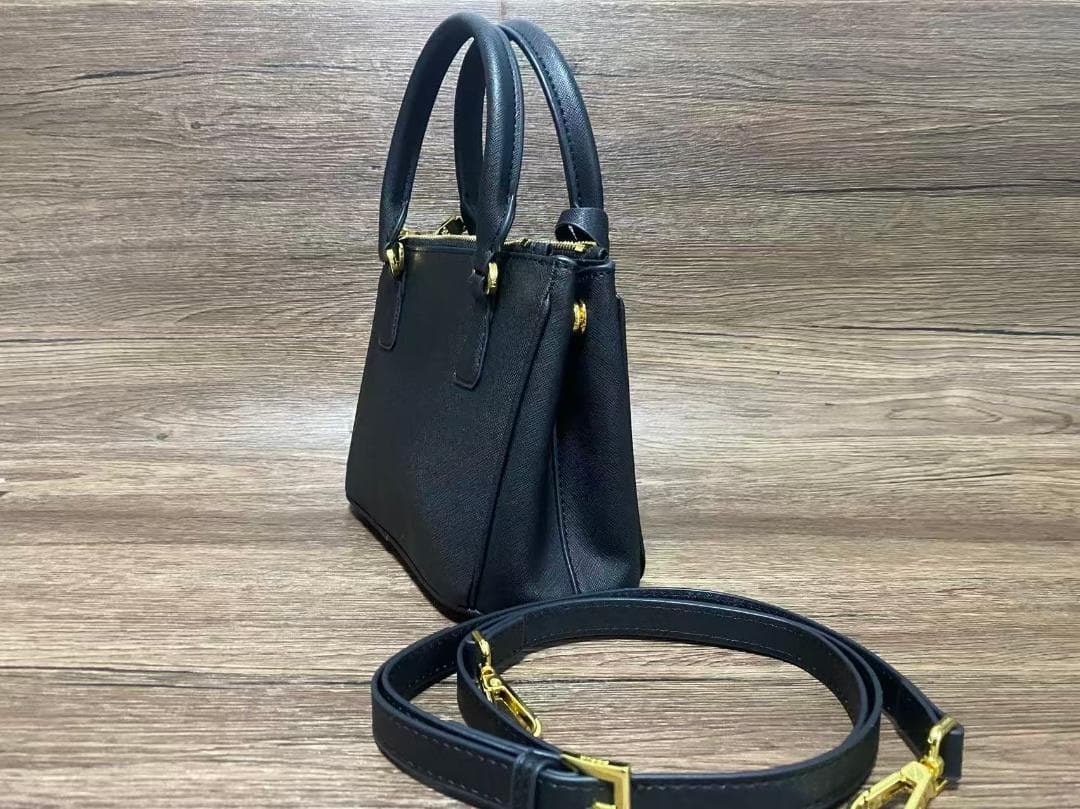 PRADA ブラックレザー ハンドバッグ