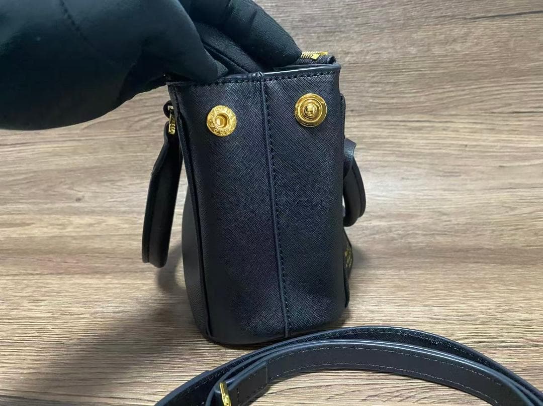 PRADA ブラックレザー ハンドバッグ