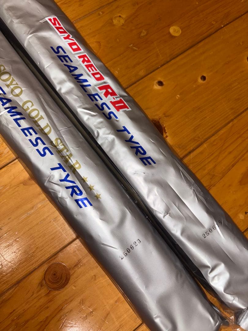 シームレスタイヤ　レッド／ゴールド　2本セット