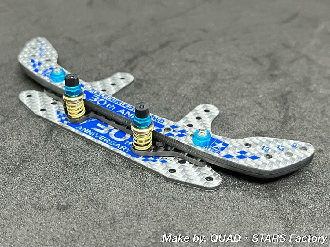 【ミニ四駆パーツ】2軸ATリジットバンパー　30周年／シルバー　3mm厚カーボン