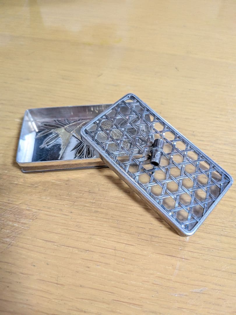 銀製　彫金の楊枝入れ　蓋物