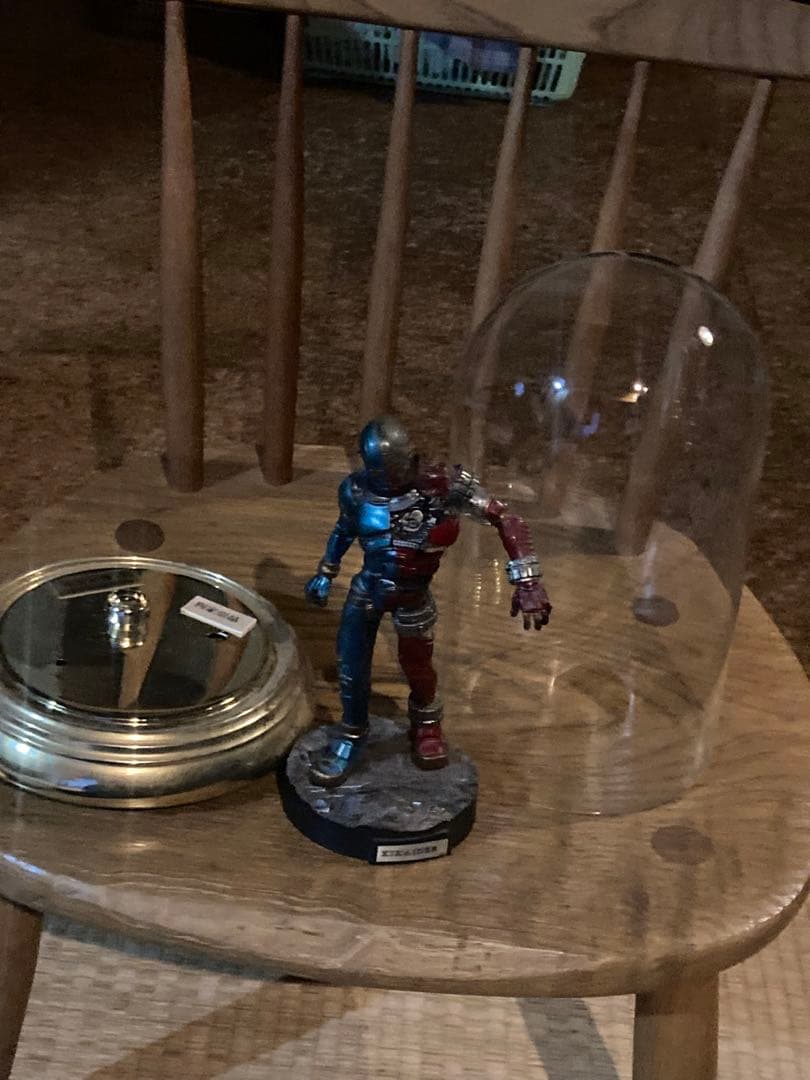 サイボーグフィギュア 青と赤 ガラスドーム付き