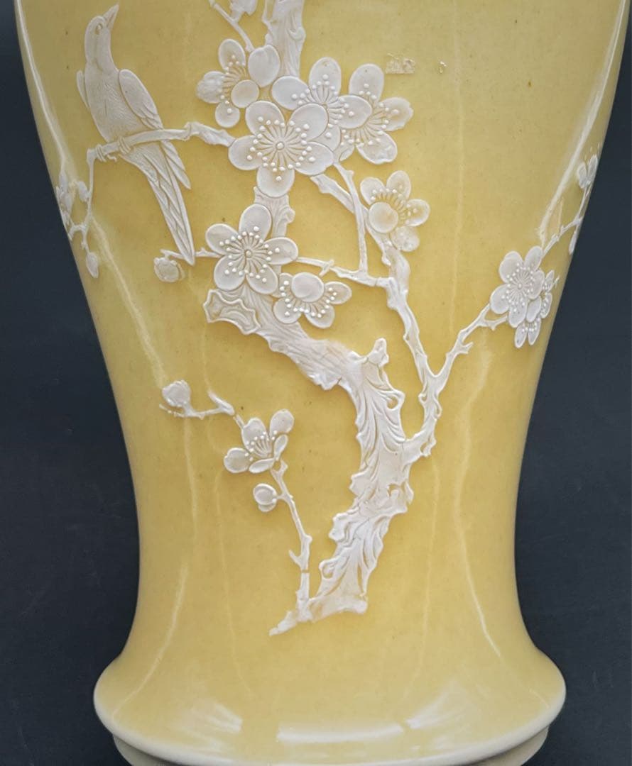 中国美術 古玩 米黄釉堆白花鳥花瓶 景德鎭製