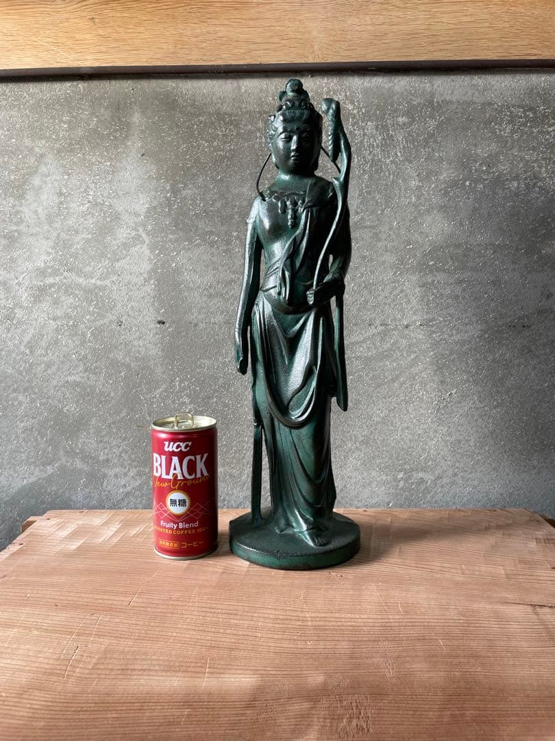 重たい像 金属製　【m313 仏像　観音様　観音菩薩 金属製　金属工芸　観音像】
