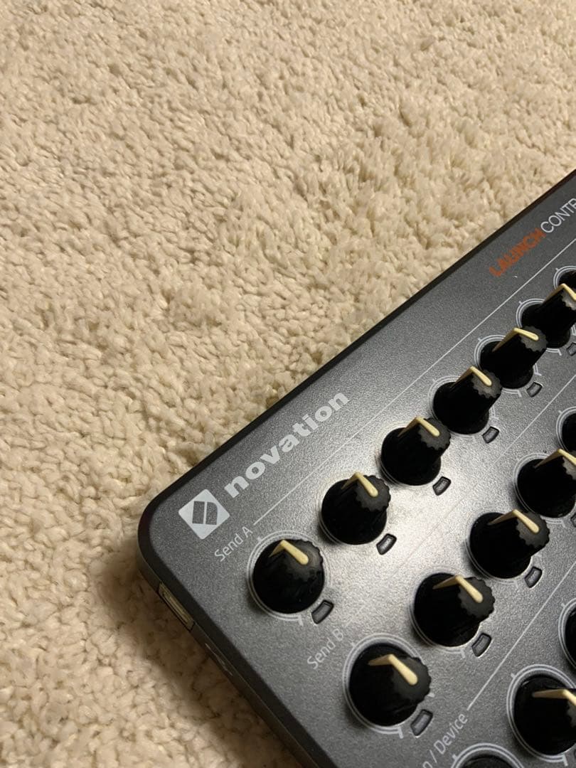 Novation LAUNCH CONTROL XL MIDIコントローラー