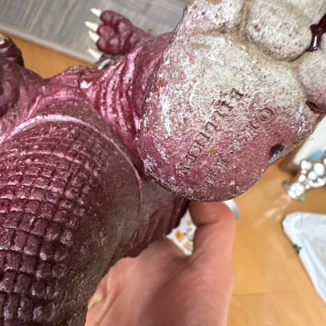 紫色の怪獣フィギュア 約30cm