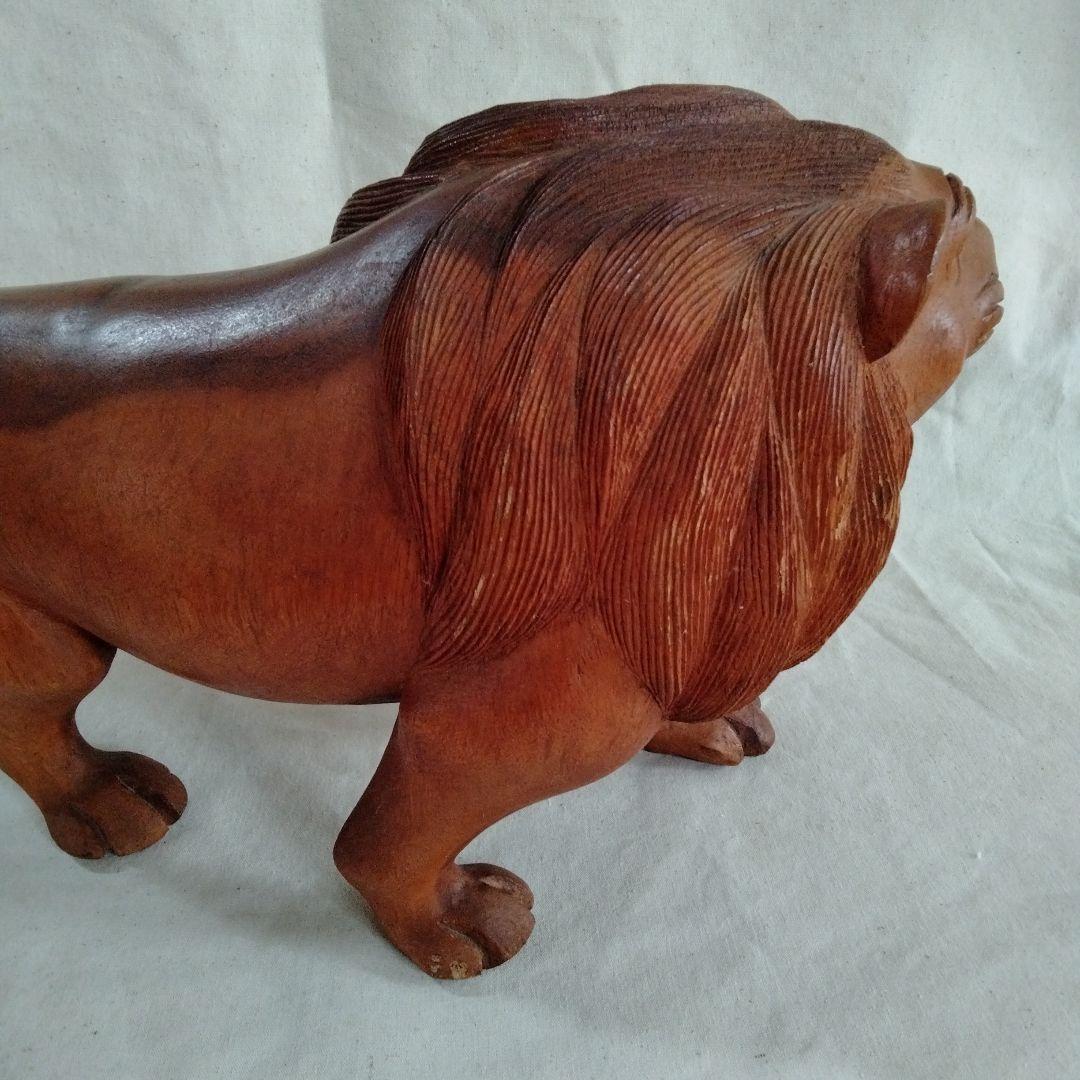 木彫ライオン　タイ　民族工芸　伝統工芸　丸太彫刻　王者　迫力　木彫り　ライオン