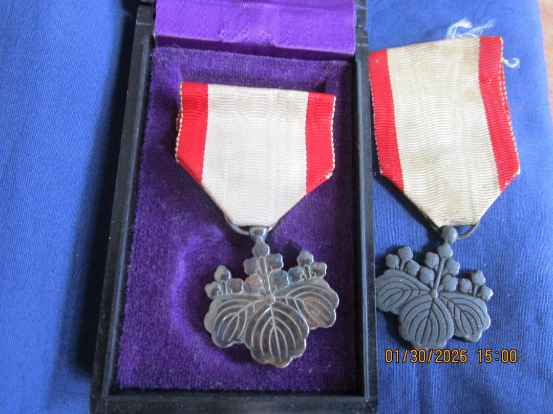 勲章　勲八白色桐葉章　2個　記章なし　1個箱あり　2個セット