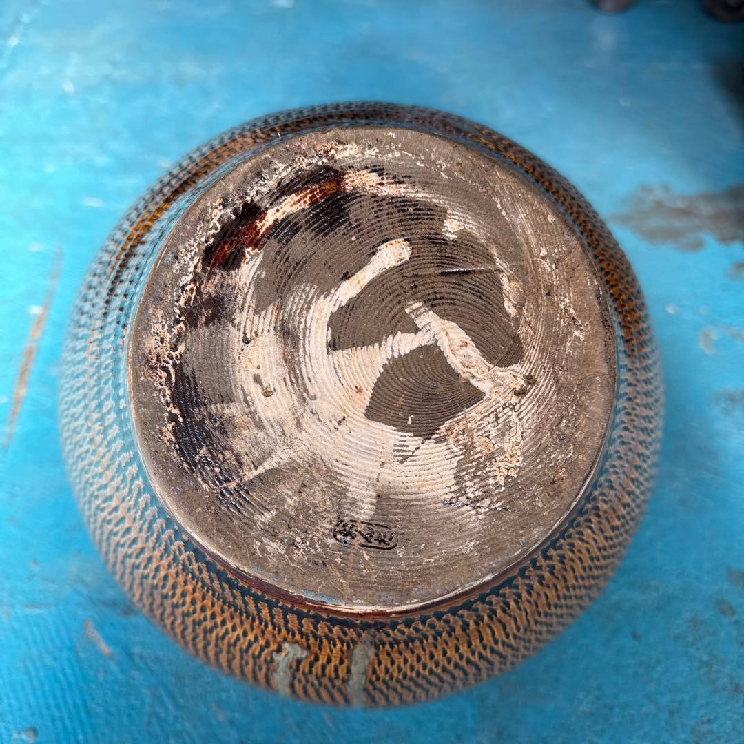 茶色と黒のストライプ模様の陶器壺