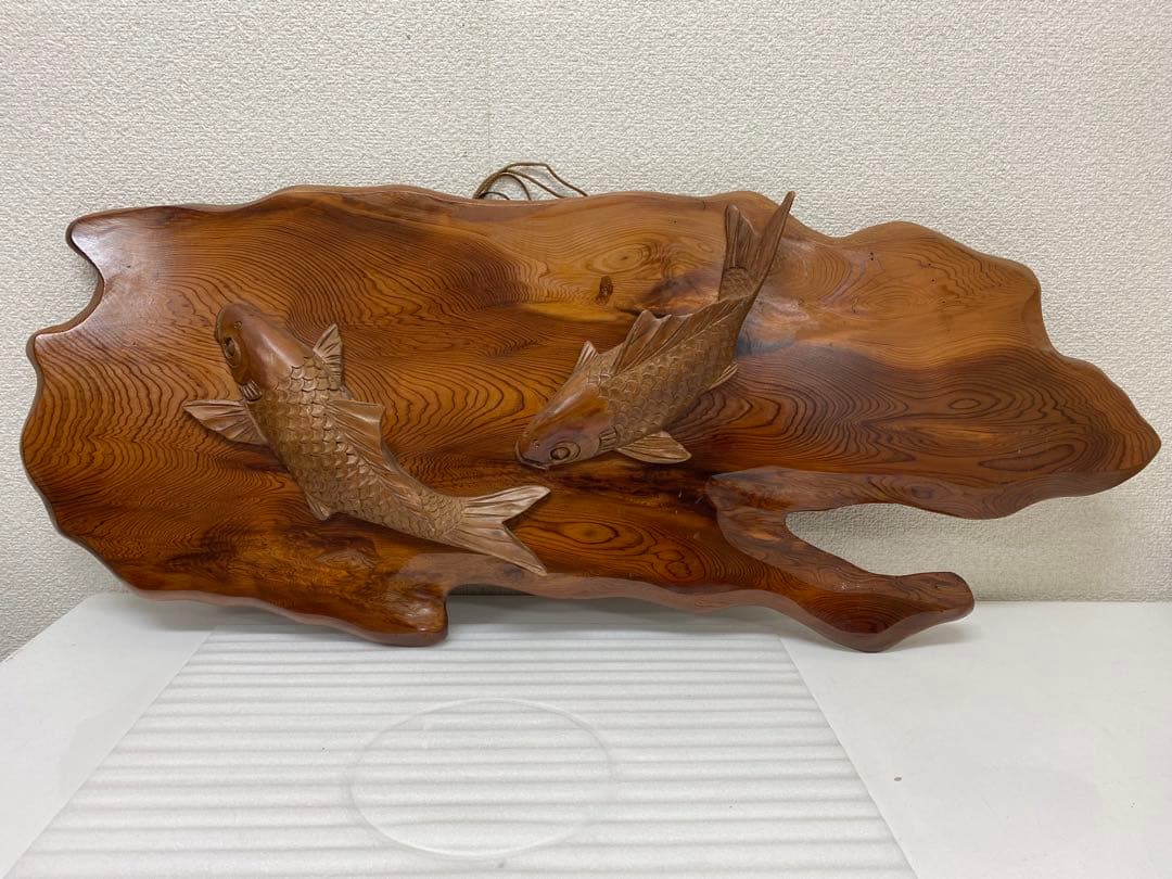 3-3292 屋久杉で作られた鯉の木彫りの工芸品・壁掛
