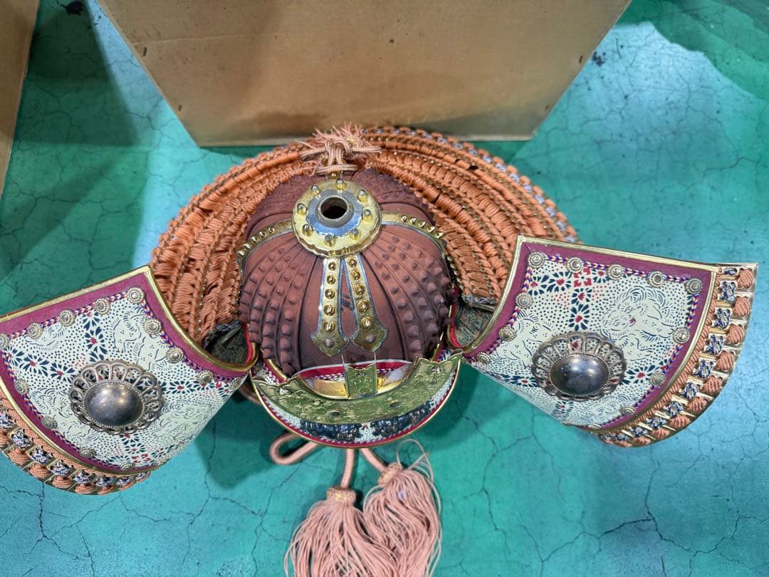 装飾的な金属製の鍔