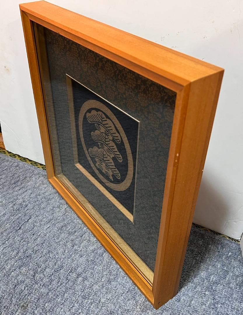 特注 家紋 丸に右三階松 ラメチップゴールド 金属製