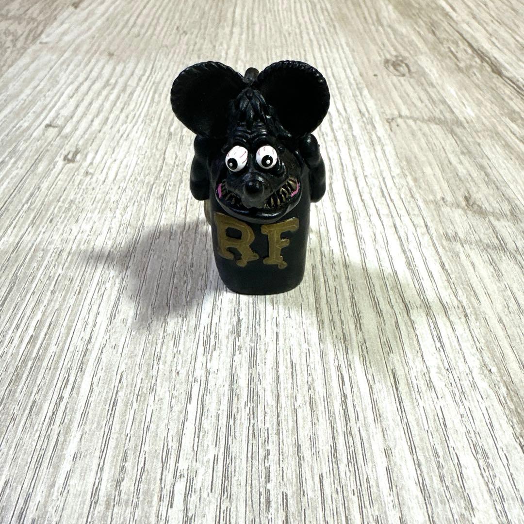 RFロゴ付き黒いキャラクターキーホルダー