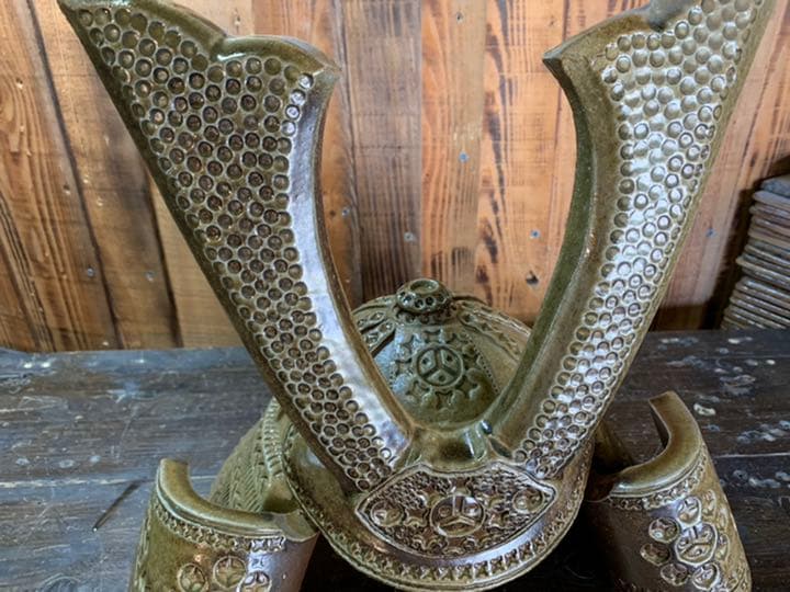 兜(高35㎝×横37㎝)の置物①　備前焼