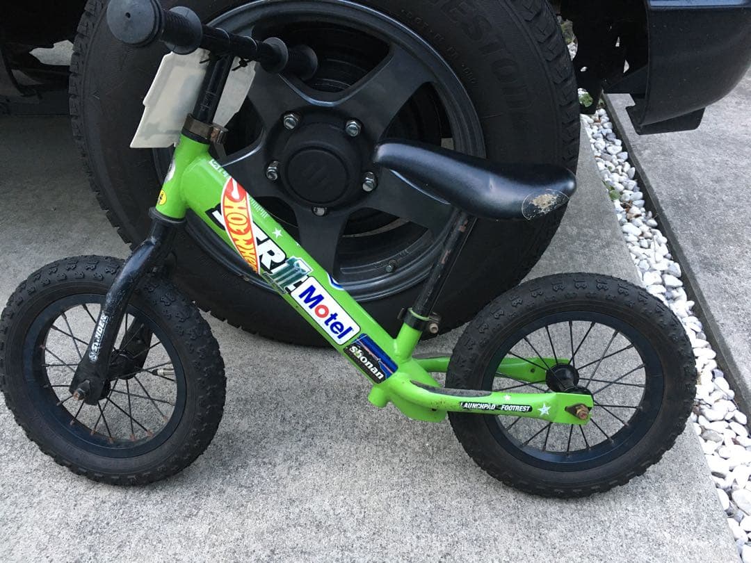 ストライダー本体、カスタムチューブタイヤ　純正タイヤ付属