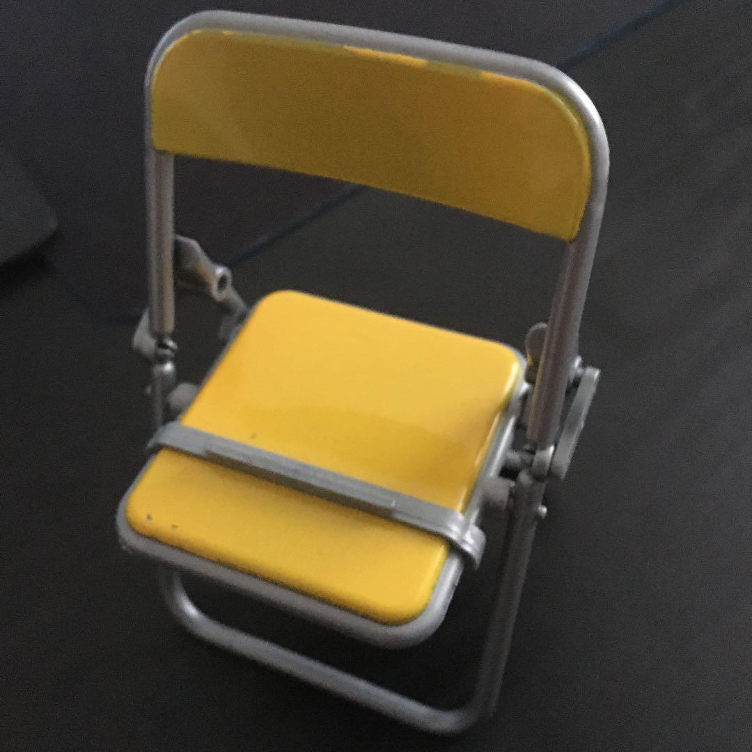 スマホなどを置ける椅子