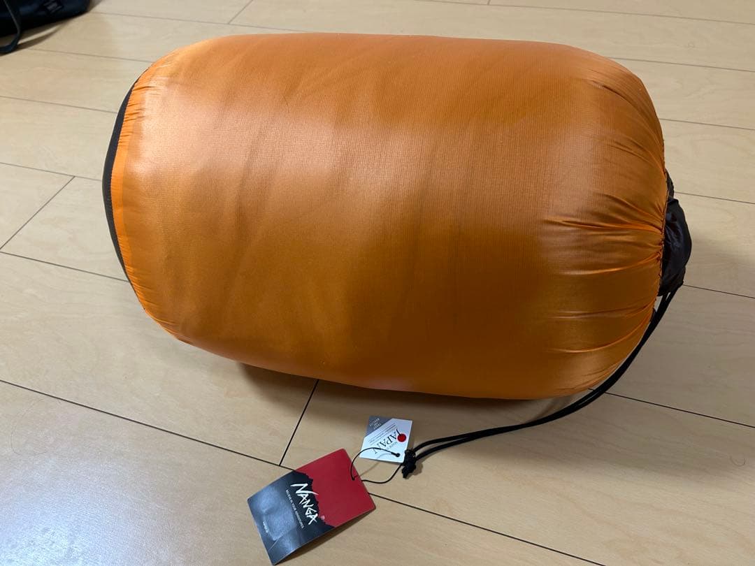 NANGA オレンジ色寝袋