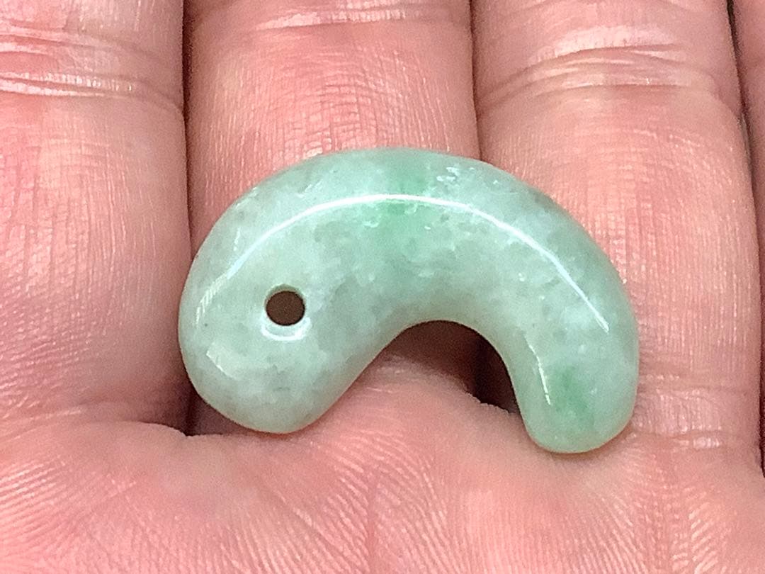 ✳極上高額翡翠勾玉‼️ 糸魚川翡翠ジェダイト　本物の守護石お守り　鑑別書付本物を‼️