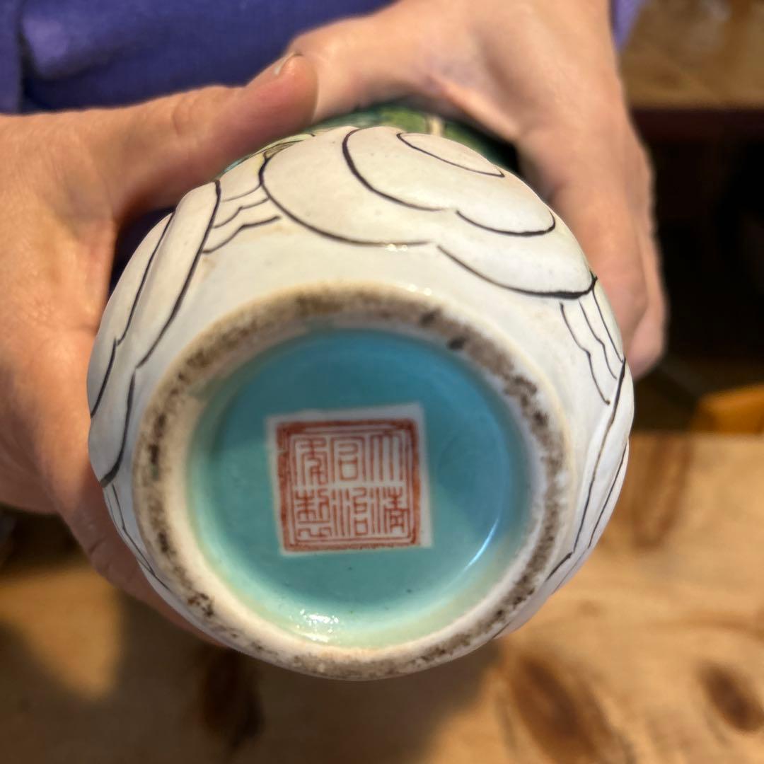 青緑色の花模様の陶器カップ