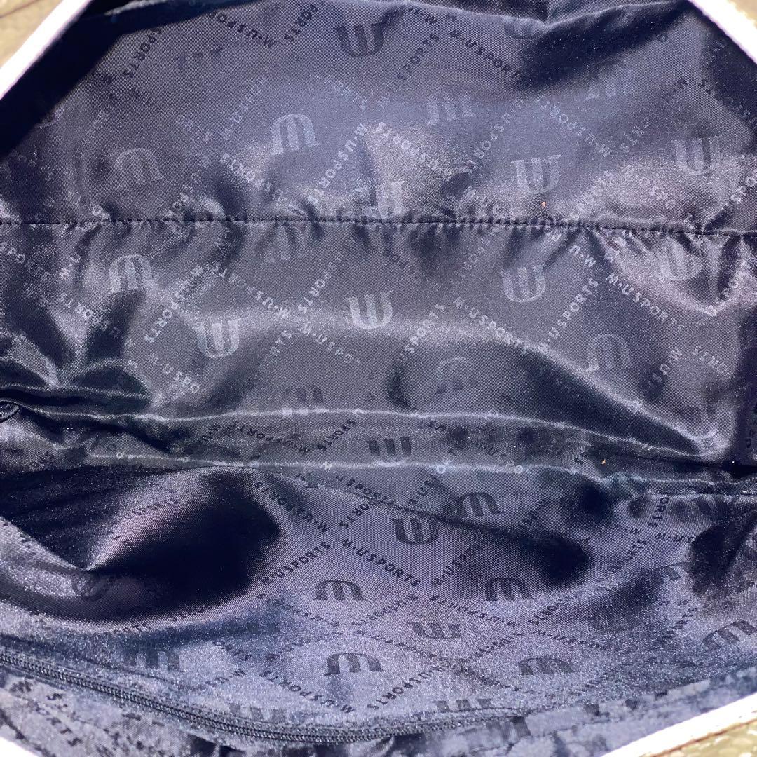 MUスポーツ ミエコウエサコ ゴルフ用 ボストンバッグ パテント ゴールド 刺繍