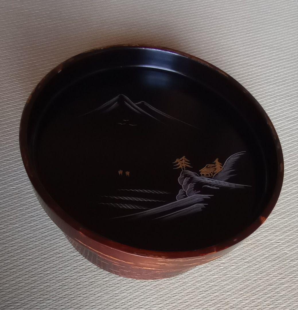 桜皮茶櫃、蓋の裏面は漆塗り で二重構造 山の風景が描かれた非常に珍しい茶櫃です