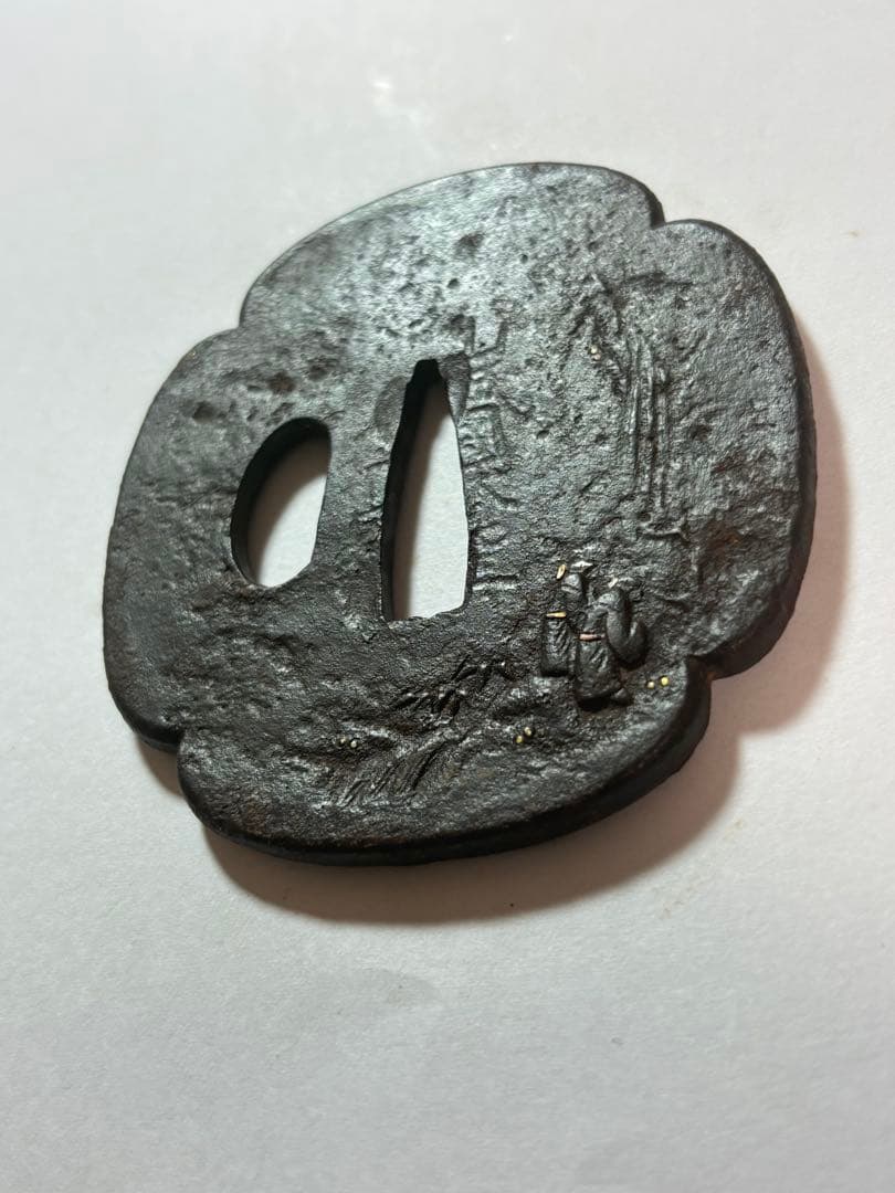 鐔鍔つば　山城国伏見住金家　在銘　唐人物　風景図　鉄地　江戸時代