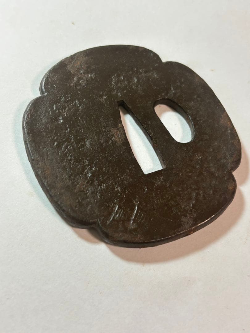 鐔鍔つば　山城国伏見住金家　在銘　唐人物　風景図　鉄地　江戸時代