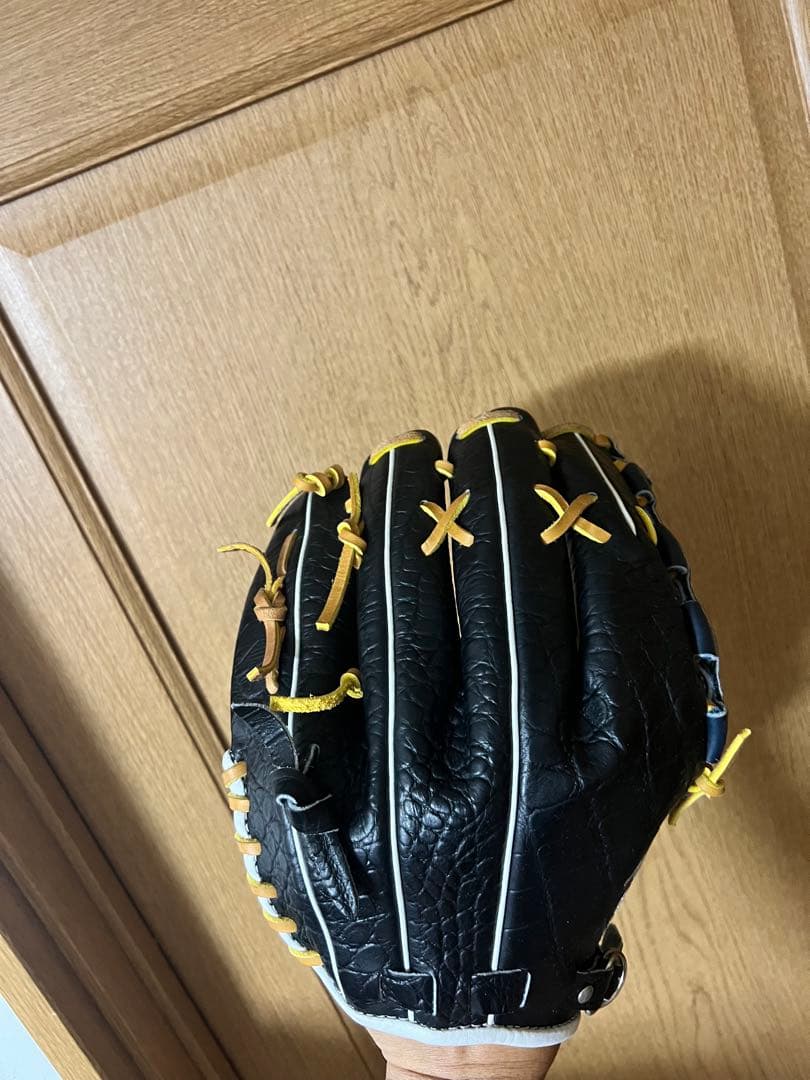 黒いレザー投手用グローブ