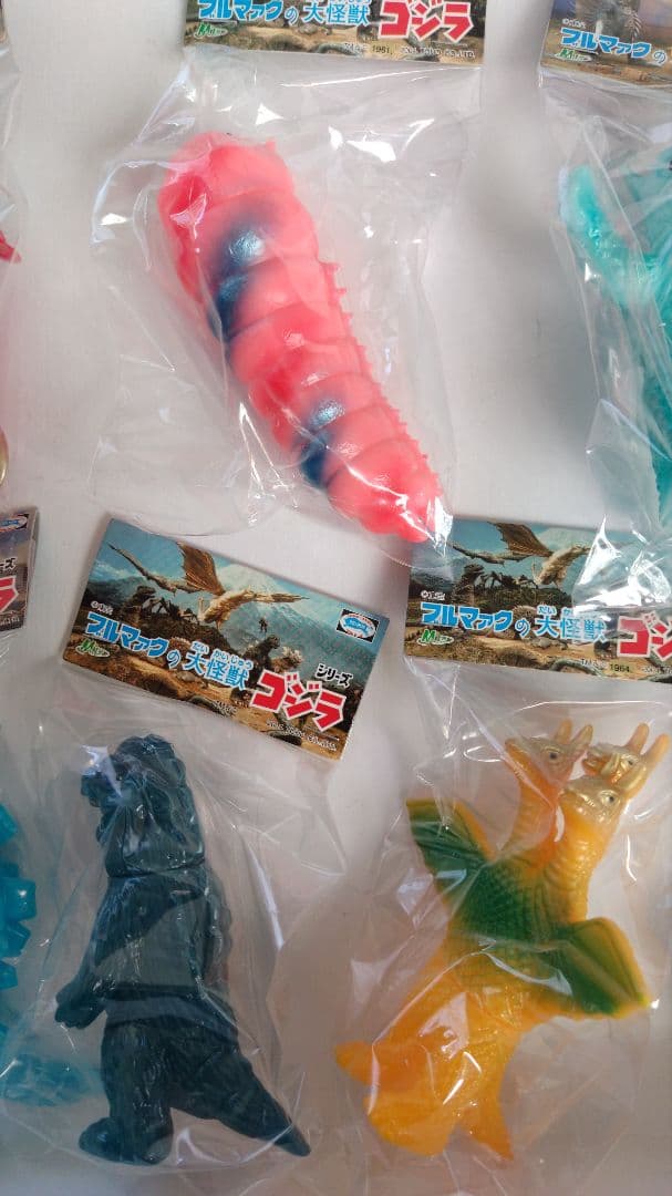 HMV限定　М１号　怪獣のたまご　ミニソフビ9種封入