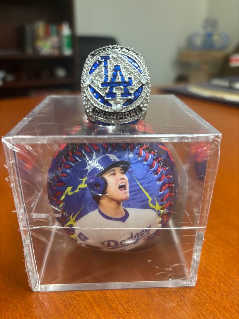 お正月のプレゼントに❗️ドジャース￼大谷記念ボールとチャンピオンリング+生写真