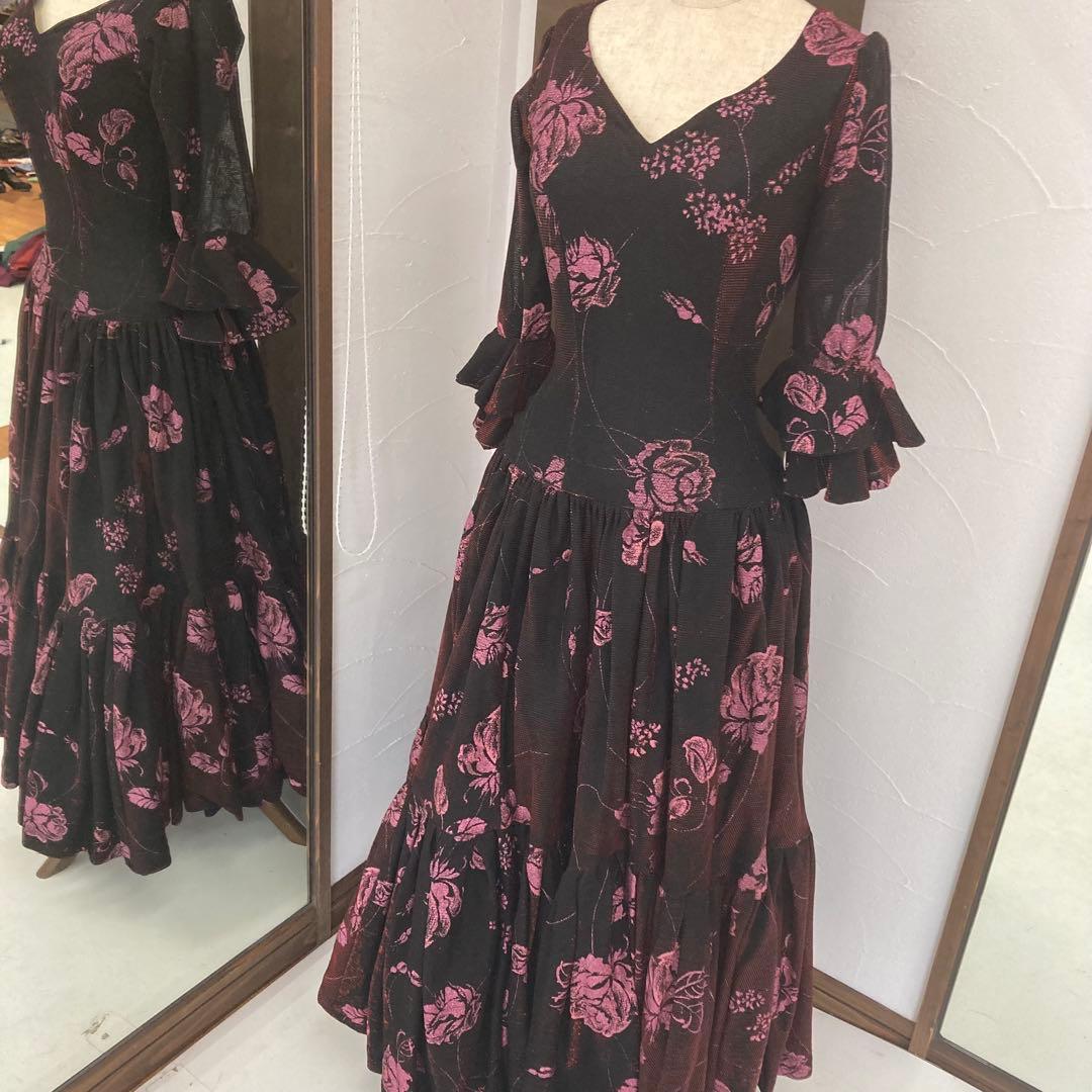 良品 フラメンコ ワンピース 伸びる生地 花柄 ピンクラメ ゴージャスフリル 黒