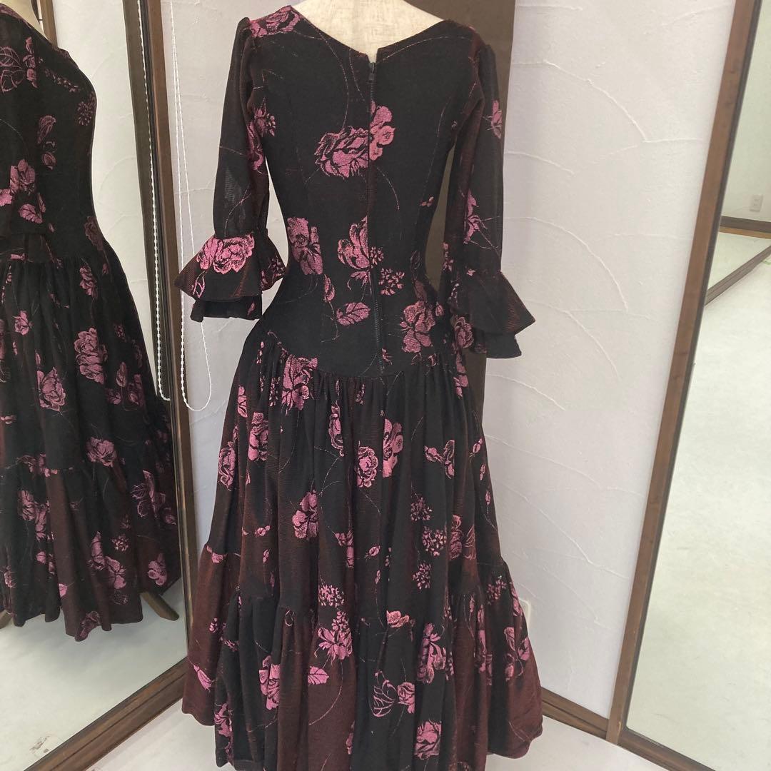 良品 フラメンコ ワンピース 伸びる生地 花柄 ピンクラメ ゴージャスフリル 黒