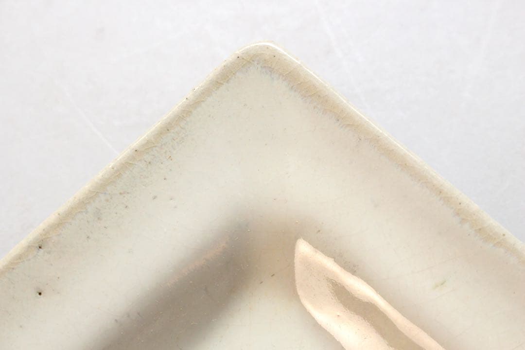 No4437 益子民窯　佐久間藤太郎 造　乳白釉梅花絵飾皿　共箱　角皿　送料無料