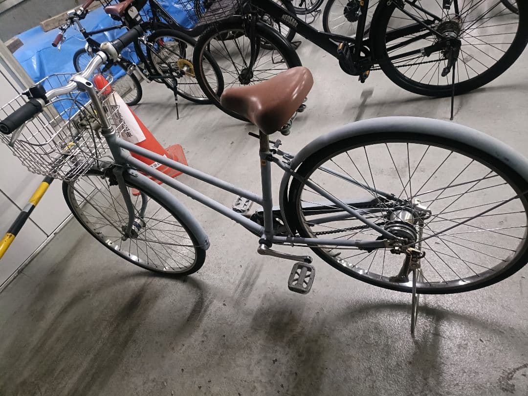 渋谷区）ブリヂストン自転車26インチ5段変速シティサイクル水色ステンレス前カゴ付