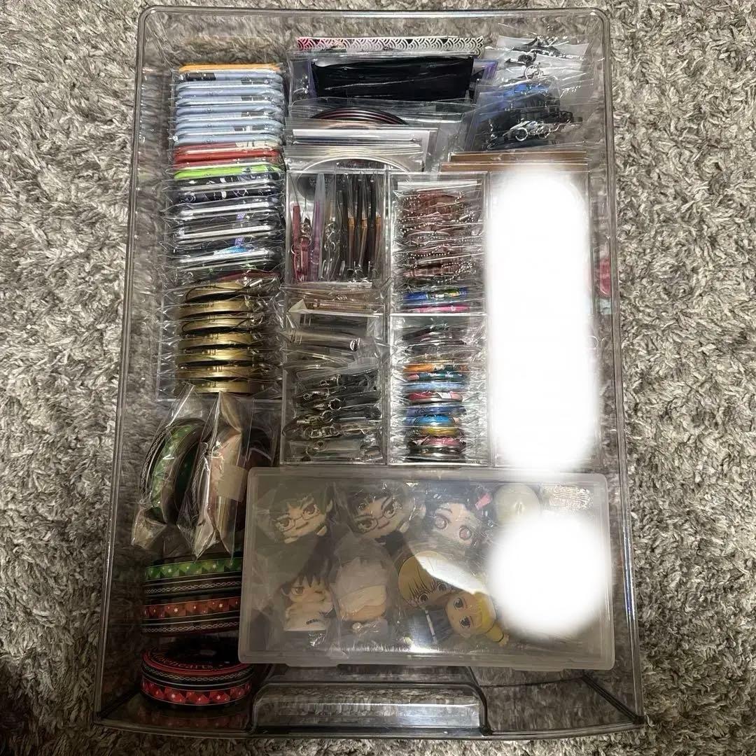 アニメグッズ まとめ売り 呪術廻戦 ツイステ 鬼滅の刃 大量 缶バッジ カード