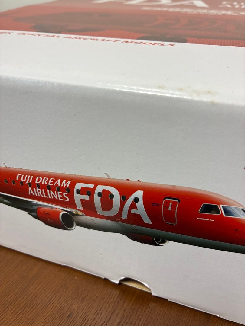 フジドリームエアラインズ 赤 EMBRAER 175 1/100スケール 完成品