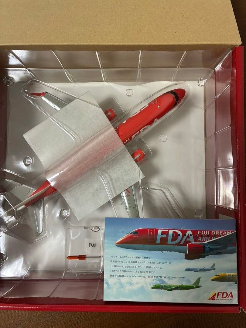 フジドリームエアラインズ 赤 EMBRAER 175 1/100スケール 完成品