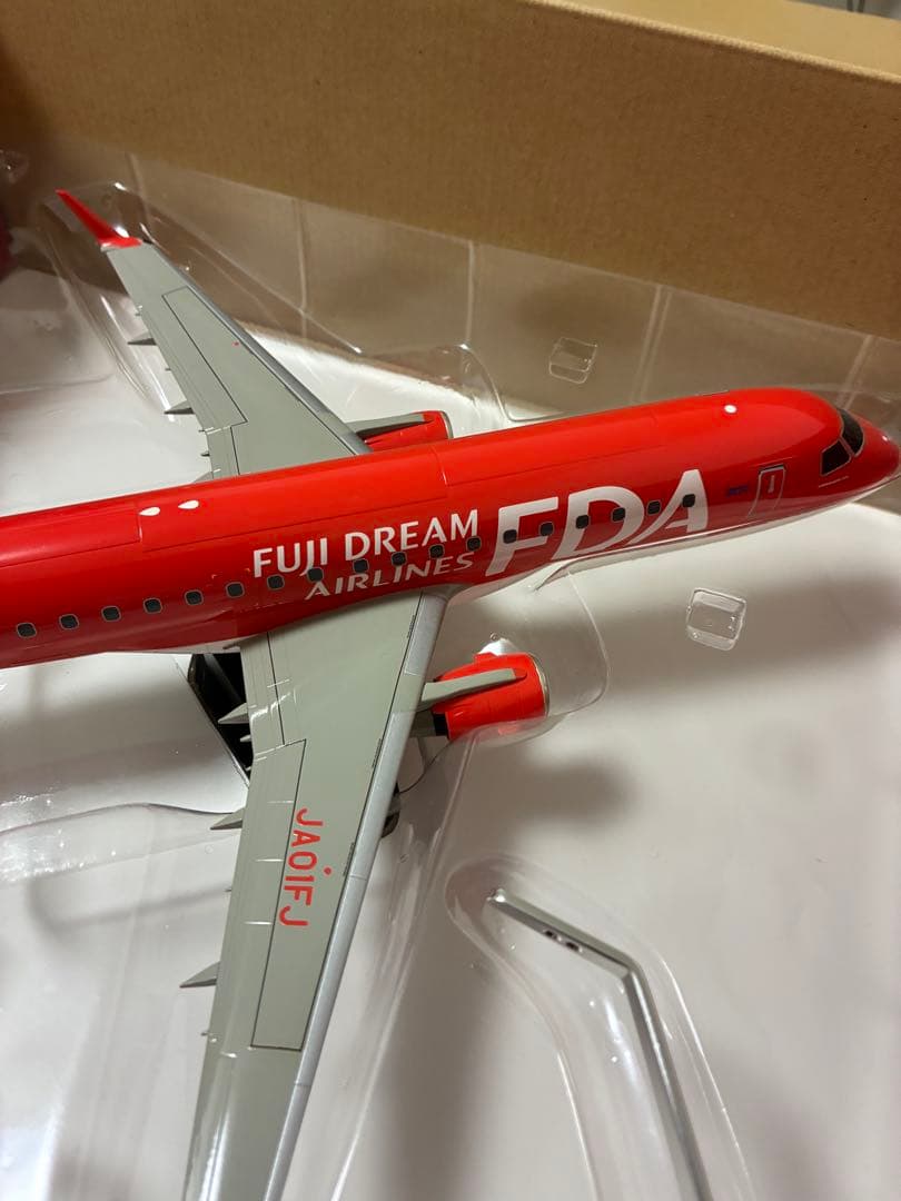 フジドリームエアラインズ 赤 EMBRAER 175 1/100スケール 完成品