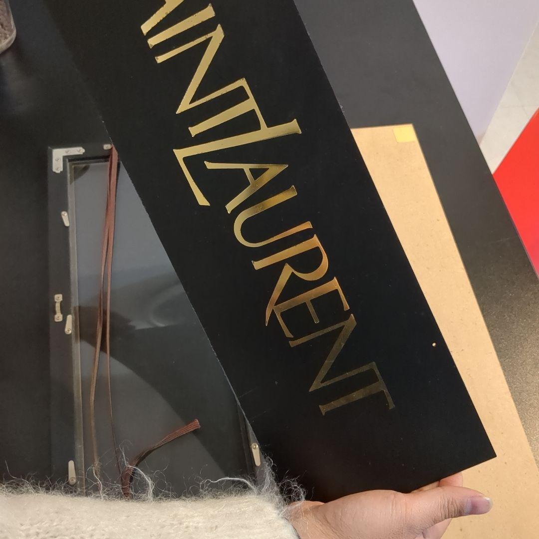 イヴ・サンローラン YSL ロゴ看板