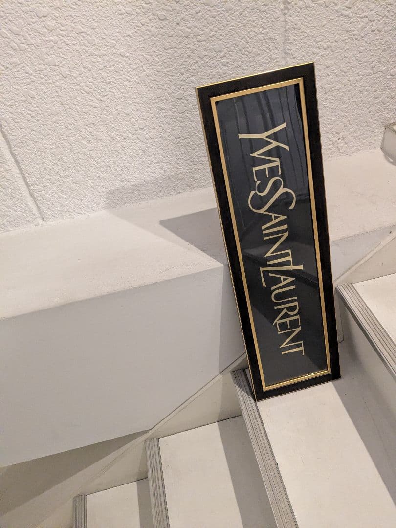 イヴ・サンローラン YSL ロゴ看板