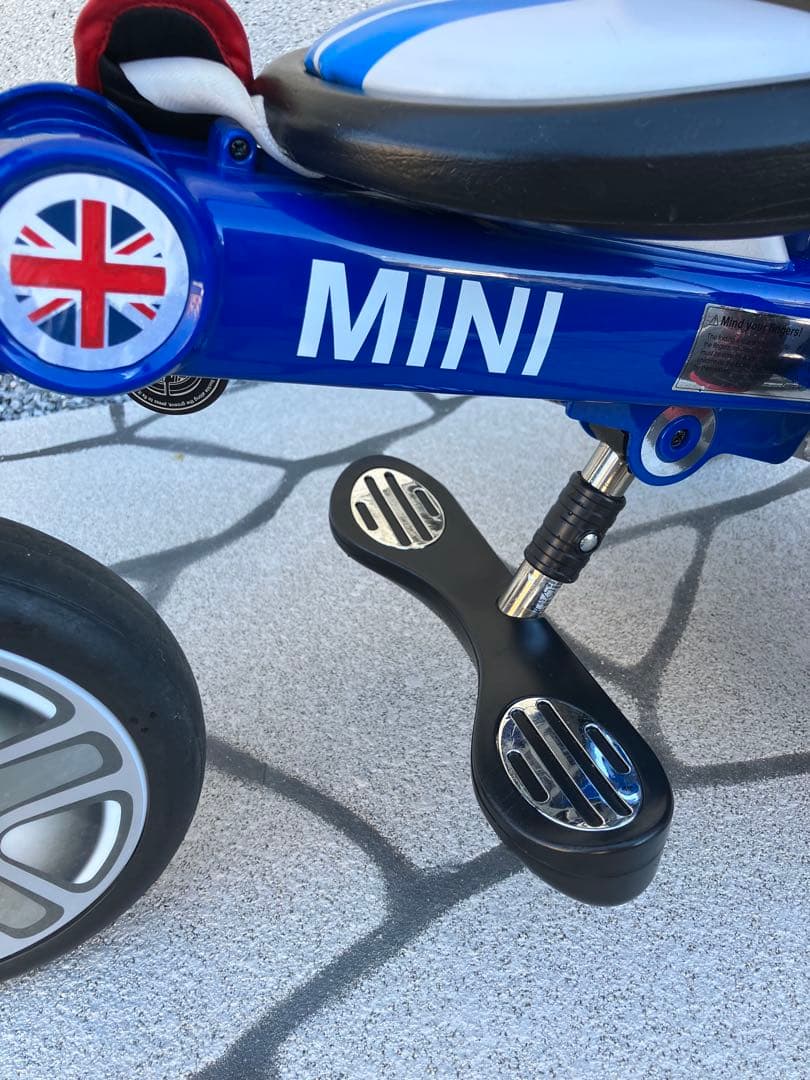 MINIミニクーパー三輪車 青　舵取りバー付