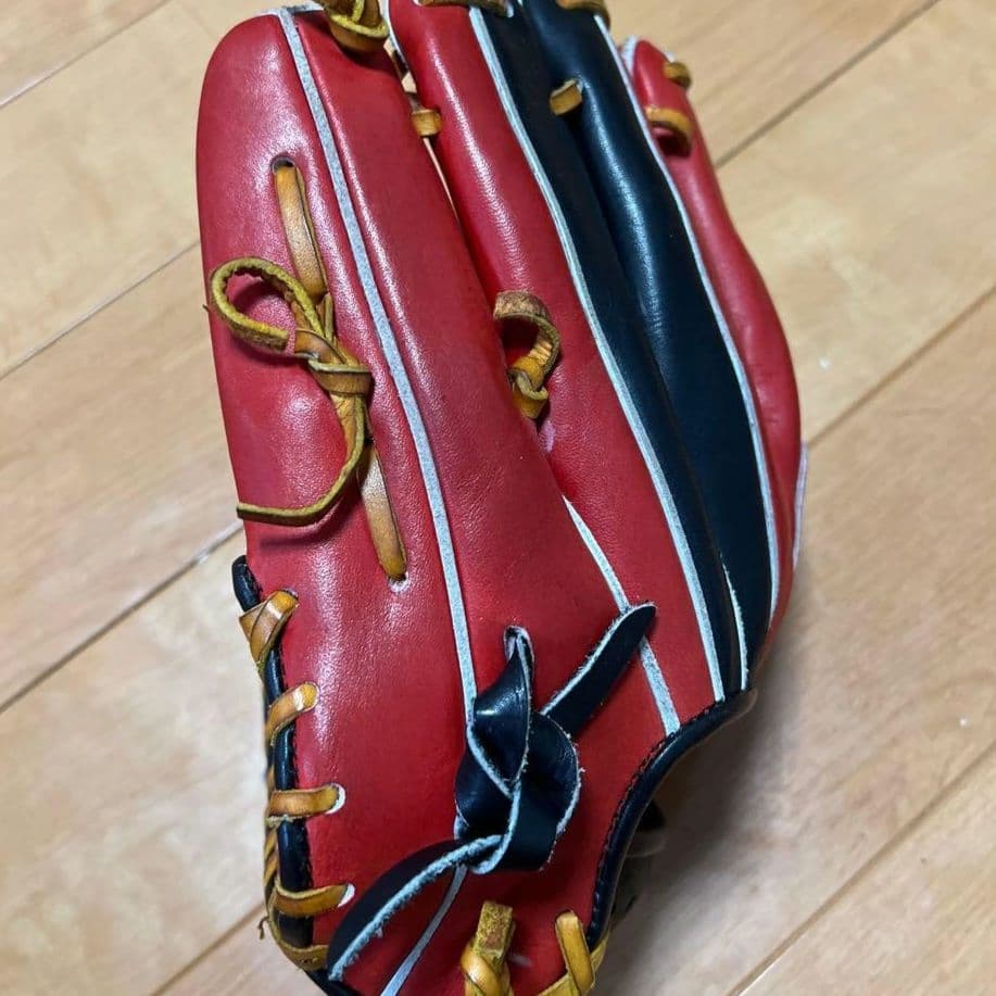 軟式野球グローブ 赤と黒 アトムズ