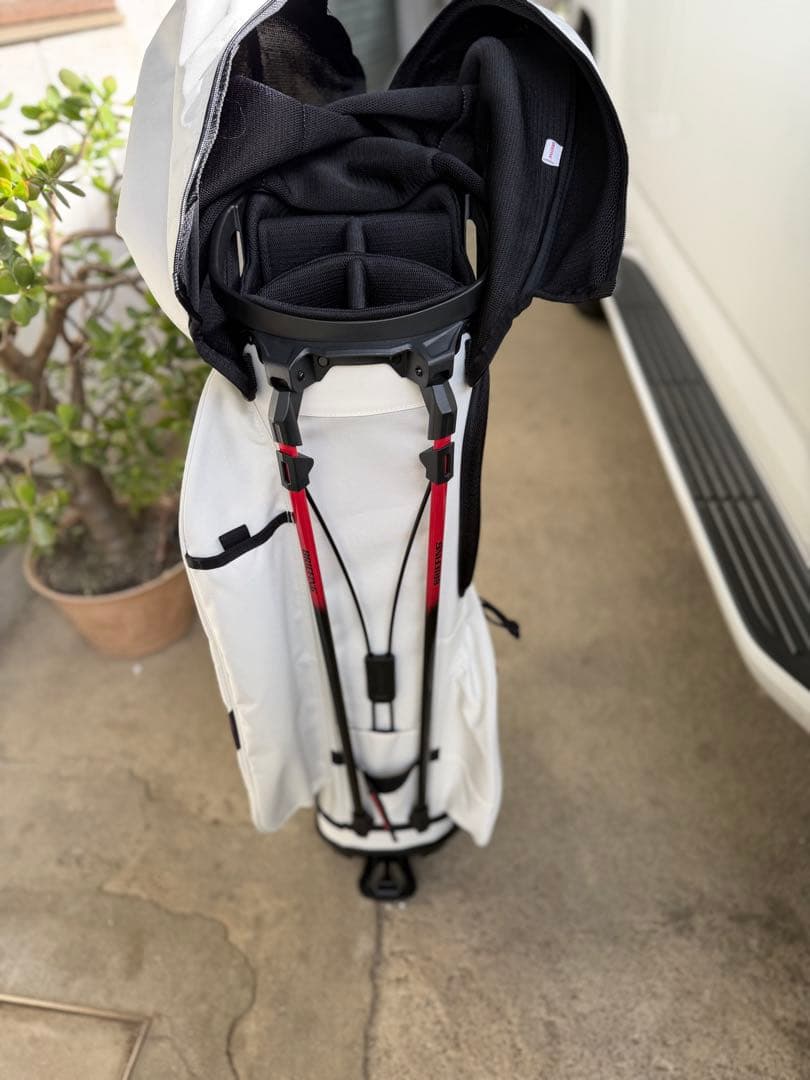 超美品　ブリーフィング　キャディバッグ　白　スタンド　ネームプレート付き